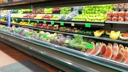 Tiene que ir presa: mujer tosió a propósito sobre distintos productos y el supermercado tuvo que tirar todo