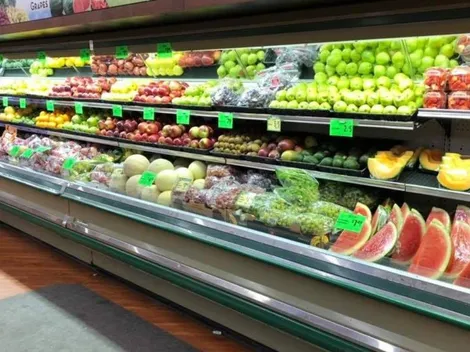 Tiene que ir presa: mujer tosió a propósito sobre distintos productos y el supermercado tuvo que tirar todo