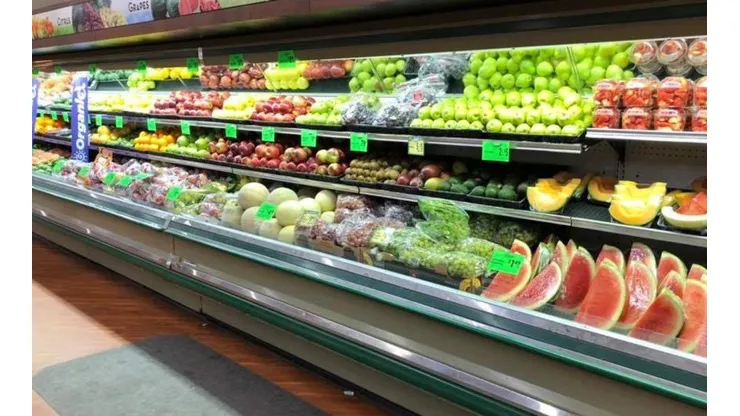 Tiene que ir presa: mujer tosió a propósito sobre distintos productos y el supermercado tuvo que tirar todo