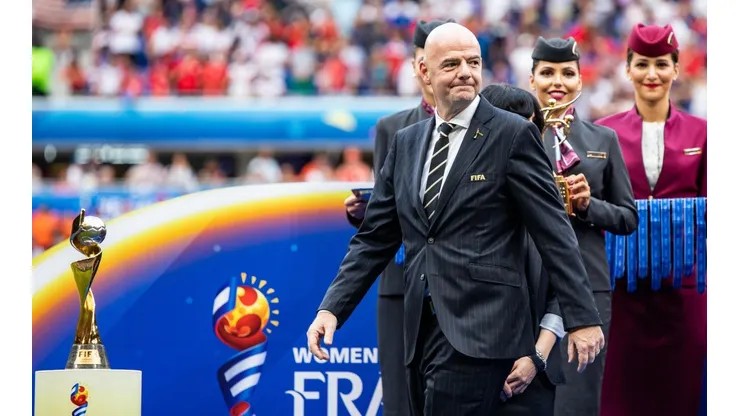 FIFA habría propuesto que los jugadores donen parte de su salario a sus clubes.
