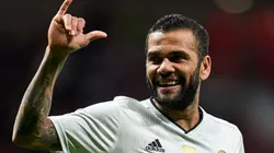 A Dani Alves lo trataron de viejito y él respondió: "Tu prima"