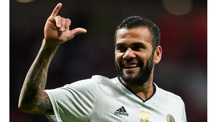 A Dani Alves lo trataron de viejito y él respondió: "Tu prima"
