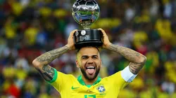 Dani Alves levantando el balón de plata de la pasada edición de la Copa América