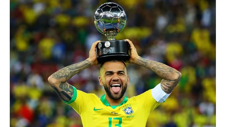 Dani Alves levantando el balón de plata de la pasada edición de la Copa América