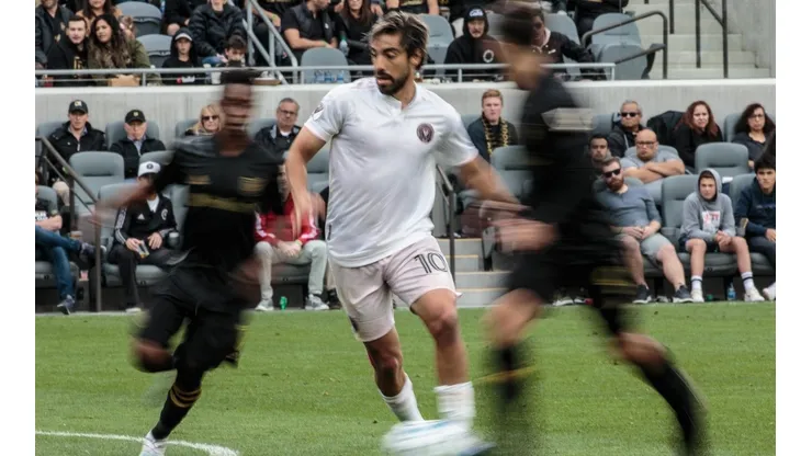 El GIF en el que Rodolfo Pizarro hace desaparecer a un rival