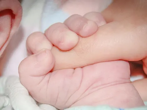 ¡Nos parte el corazón! Bebé de 3 meses contrae coronavirus