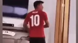 Gallardo luce con la playera del Liverpool