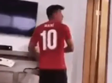 Gallardo luce con la playera del Liverpool