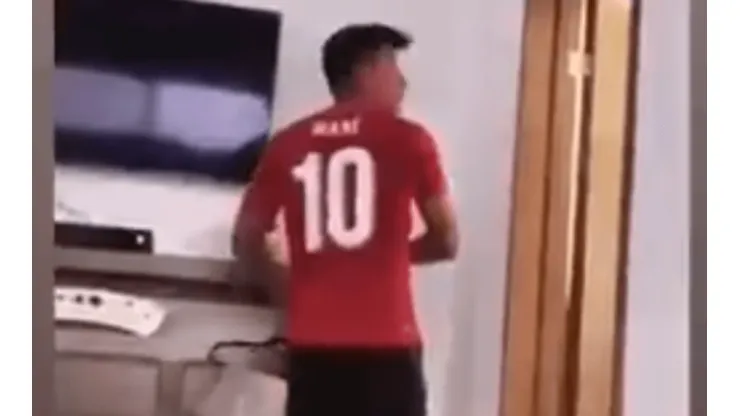 Gallardo luce con la playera del Liverpool