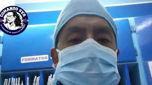 El doctor se fotografió con su guante.