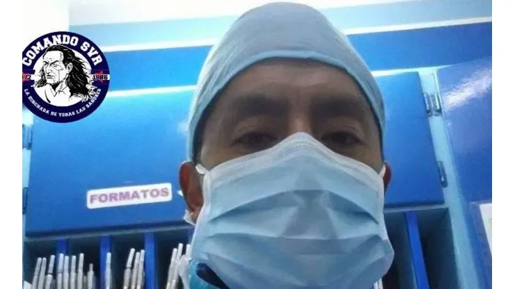 El doctor se fotografió con su guante.