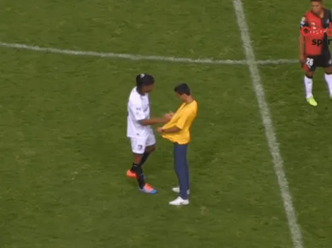 VIDEO: El día que Ronaldinho firmó un autógrafo en pleno partido de Liga MX