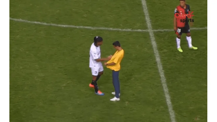 El día que Ronaldinho firmó un autógrafo.