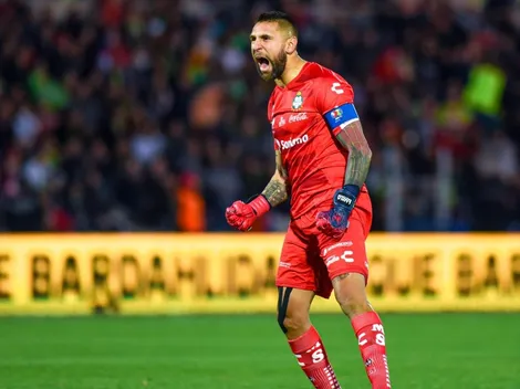 ¡Lo cachó justo! Jonathan Orozco fue increpado por su esposa haciendo movimientos con el brazo