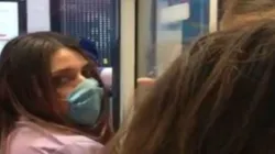 Lady Coronavirus no quiere que la toquen.
