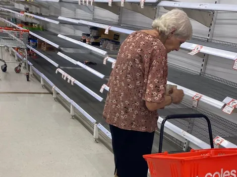 La actualidad reflejada en una foto: una abuela lloró al encontrarse con las estanterías vacías de un supermercado