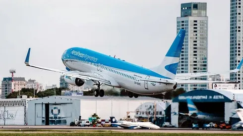 No aprendemos más: ocultó que tuvo fiebre y se subió una avión para volver a Argentina