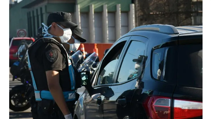 Ah bueno: lo paró la Policía y dijo que estaba buscando travestis