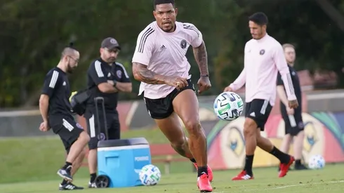 Román Torres, líder de la zaga central, se entrena en su hogar.