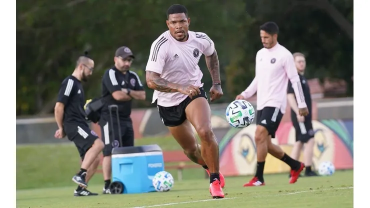 Román Torres, líder de la zaga central, se entrena en su hogar.