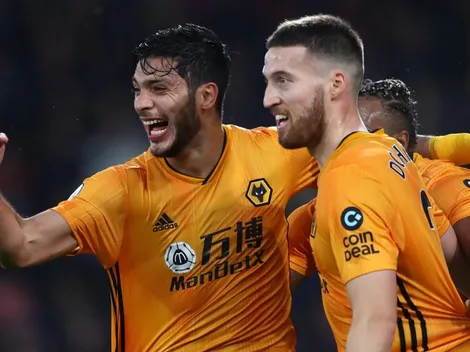 Raúl Jiménez se sumó al reto "baúl de los recuerdos" y posó con la camiseta del América