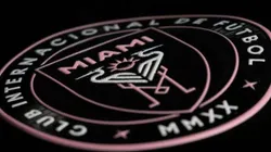 El escudo de Inter Miami, modificado a modo de gesto.