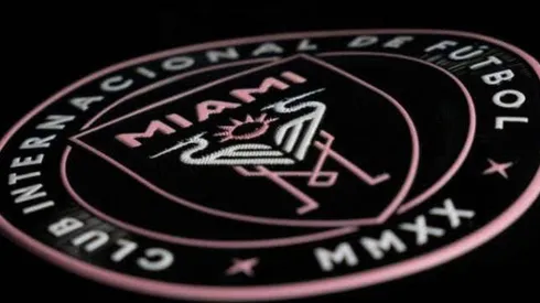 El escudo de Inter Miami, modificado a modo de gesto.