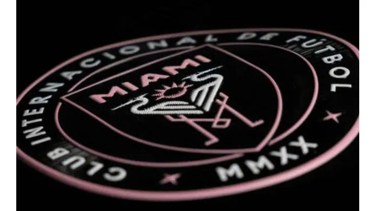 El escudo de Inter Miami, modificado a modo de gesto.
