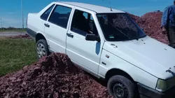 Rompió la cuarentena, quiso escapar del control policial y terminó con su auto colgado