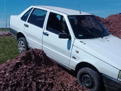 Rompió la cuarentena, quiso escapar del control policial y terminó con su auto colgado