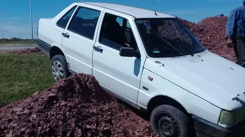 Rompió la cuarentena, quiso escapar del control policial y terminó con su auto colgado