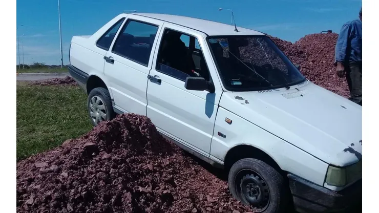 Rompió la cuarentena, quiso escapar del control policial y terminó con su auto colgado