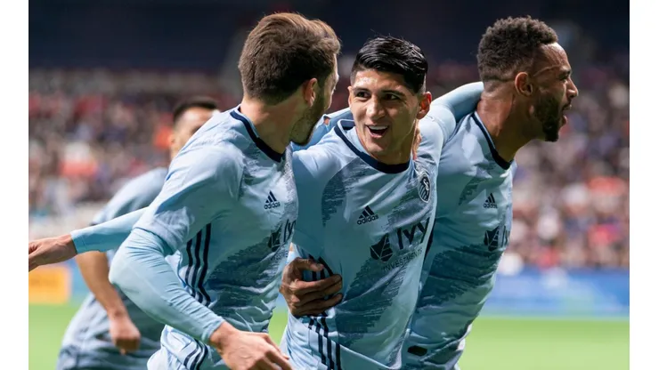 Alan Pulido sostuvo que Cristiano Ronaldo es mejor que Lionel Messi.