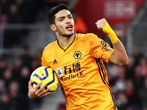 Fanático de Wolves entonó canción a Raúl Jiménez con la botonera de su celular