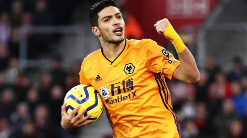 Fanático de Wolves entonó canción a Raúl Jiménez con la botonera de su celular