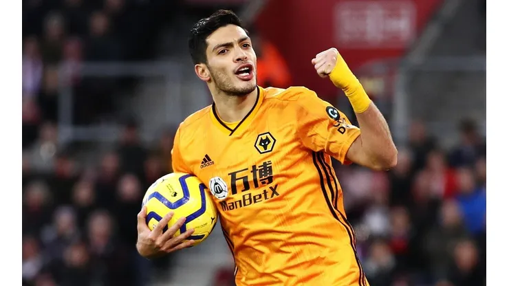 Fanático de Wolves entonó canción a Raúl Jiménez con la botonera de su celular