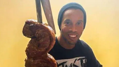 Ronaldinho festejó su cumpleaños comiendo asado en la cárcel
