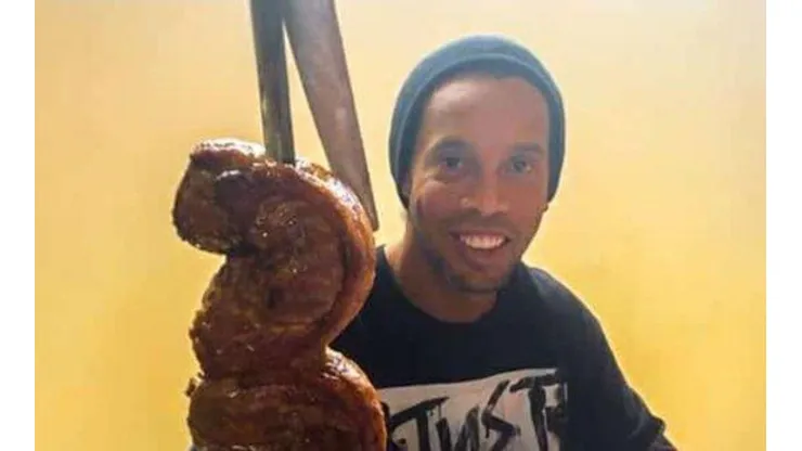 Ronaldinho festejó su cumpleaños comiendo asado en la cárcel