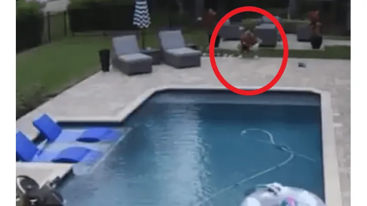 Video: con piscina de por medio entrena el receptor de los Colorado Rockies