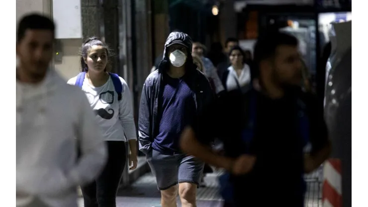 Que vaya preso: vino de EEUU con coronavirus, violó la cuarentena y se juntó con 100 personas
