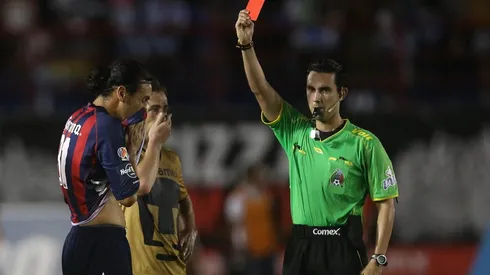 El árbitro participó en una campaña para prevenir el COVID-19.