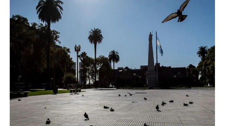 Una postal de Buenos Aires, casi sin gente.