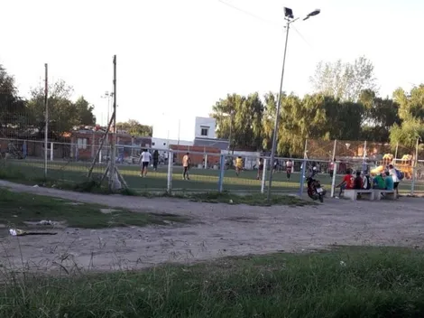 Insólito: en La Plata estaban aburridos y se fueron a jugar al fútbol en plena cuarentena