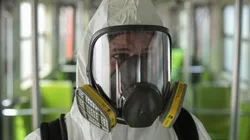 El virus penetra en el material de la ropa, por lo que es muy improbable recuperarlo e infectarse.