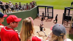 Las Grandes Ligas apoyará a sus jugadores menos favorecidos