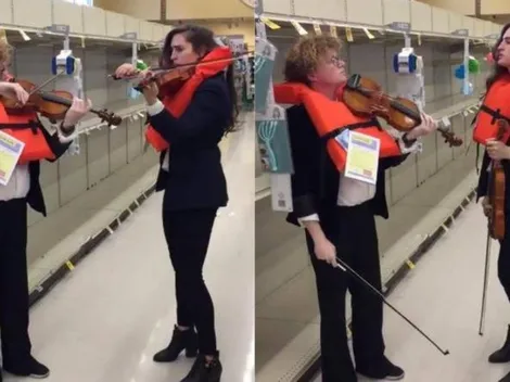 (VIDEO) Dos violinistas recrean la escena del Titanic en un supermercado