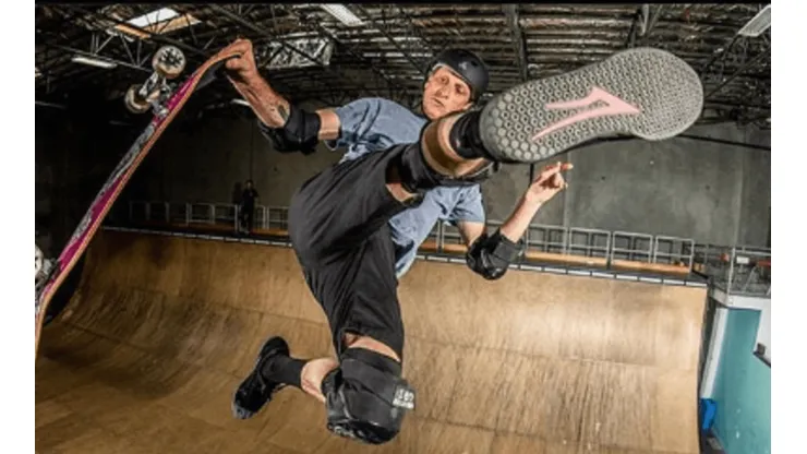 La leyenda Tony Hawk sigue intacta y así se entrena a sus 51 años