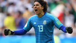 Guillermo Ochoa se entrena con su hijo durante la cuarentena.
