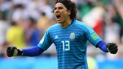 Guillermo Ochoa se entrena con su hijo durante la cuarentena.