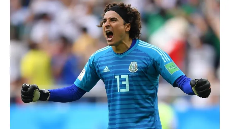 Guillermo Ochoa se entrena con su hijo durante la cuarentena.